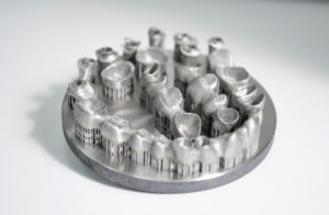 Zahnkronen per 3D-Metalldruck hergestellt