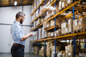 Logistikmitarbeiter mit Tablet